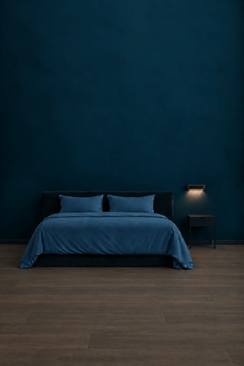 Chambre paisible dans la pénombre, lit fait et applique murale allumée