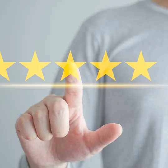 Main désignant cinq étoiles de satisfaction